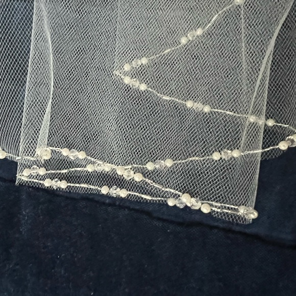 Ivory veil with beading detail - Picture 2 of 2